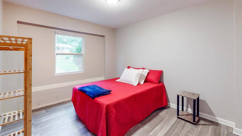 5 BR in Riverdale