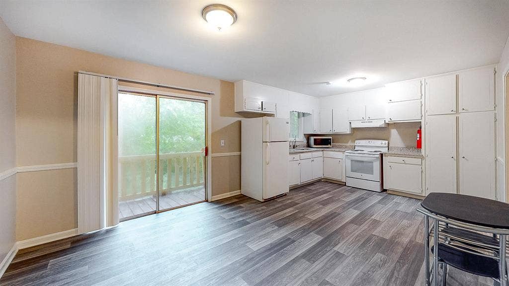 5 BR in Riverdale
