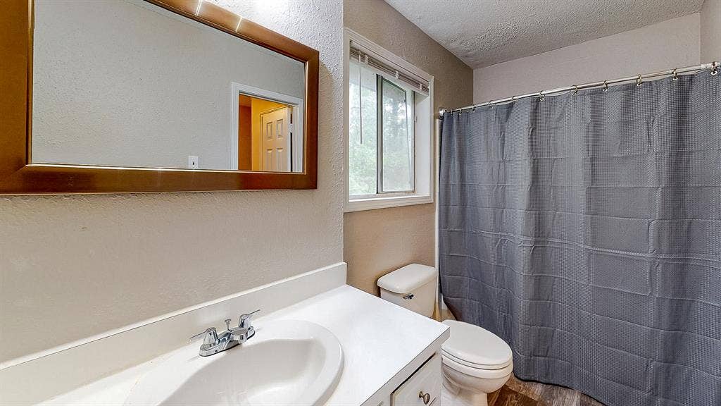 5 BR in Riverdale