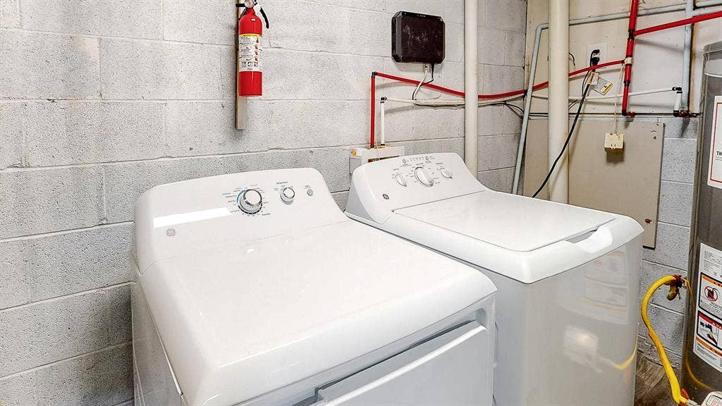 5 BR in Riverdale
