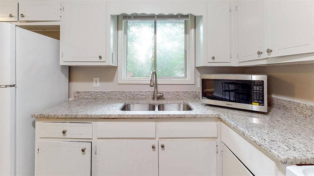 5 BR in Riverdale
