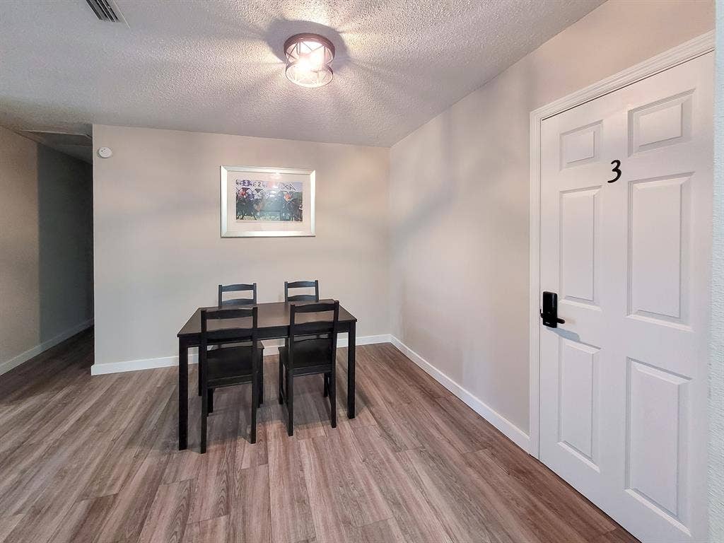 6 BR in Gainesville