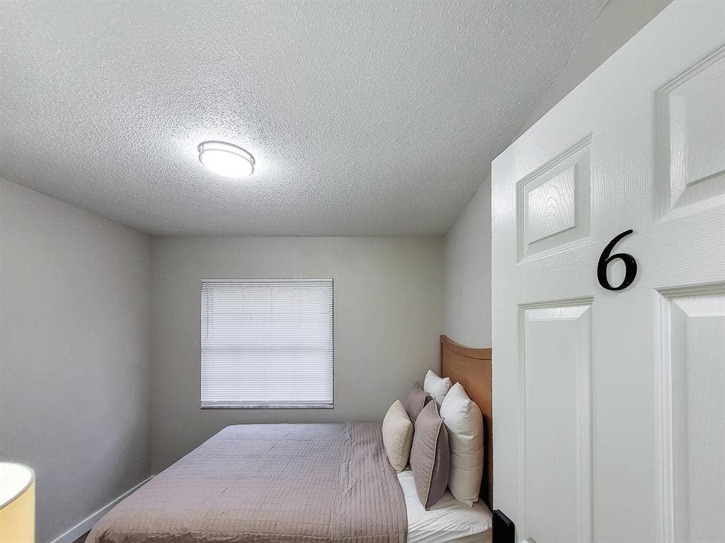 6 BR in Gainesville
