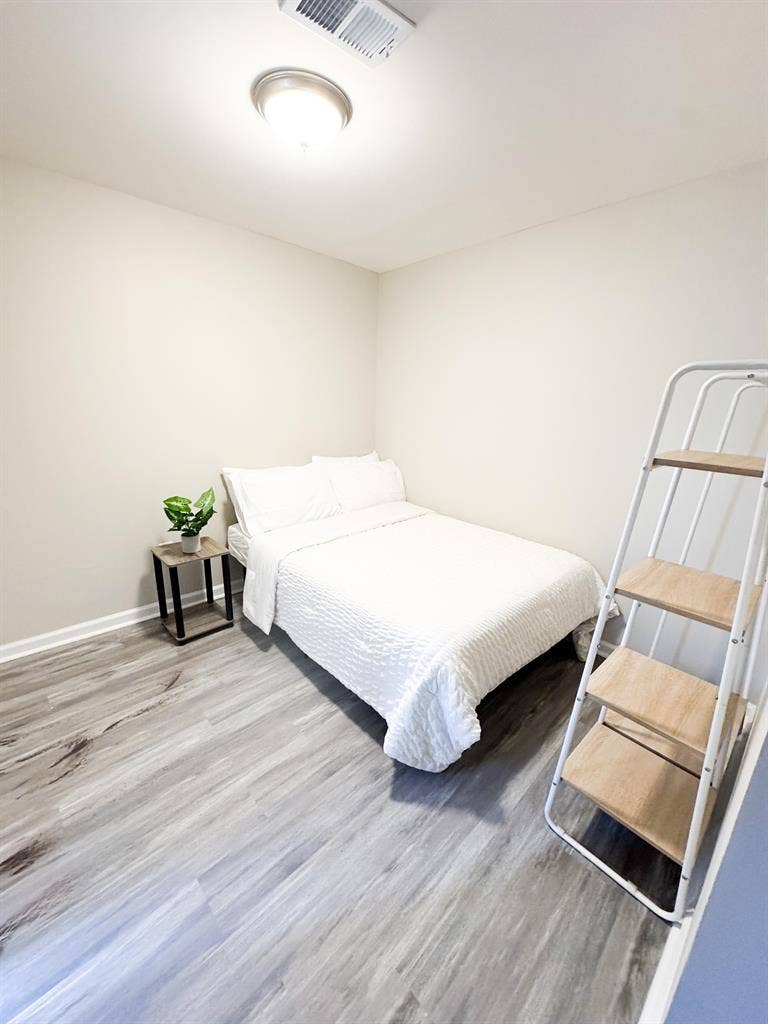 8 BR in Riverdale