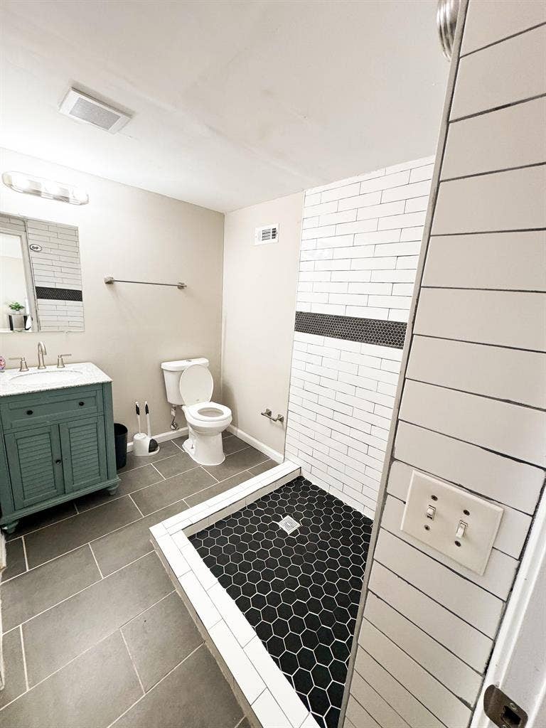 8 BR in Riverdale