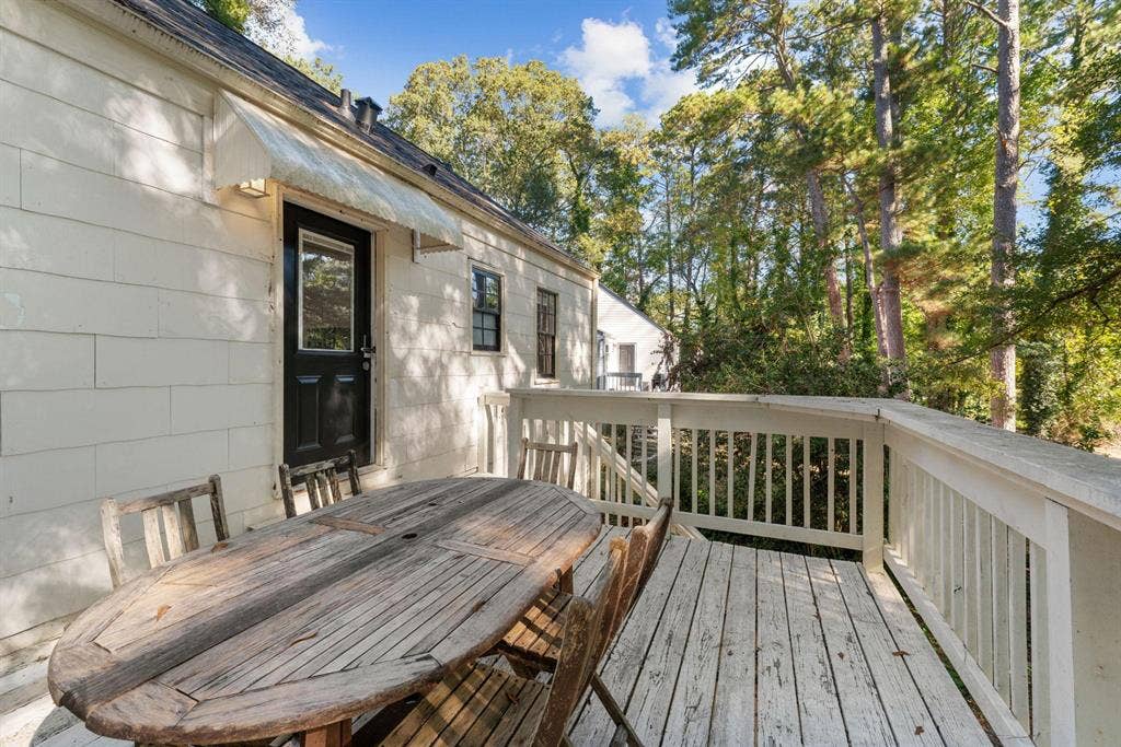 6 BR in East Point