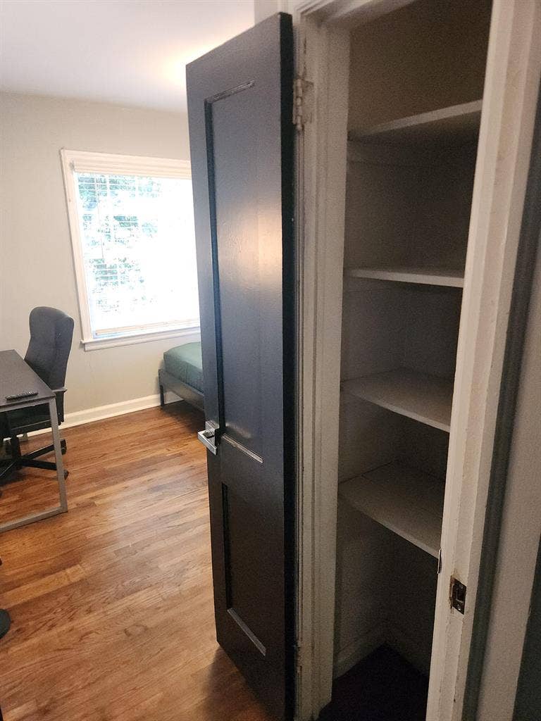 6 BR in East Point
