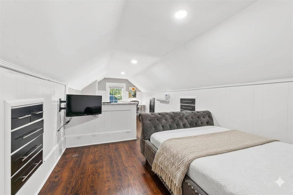 6 BR in East Point