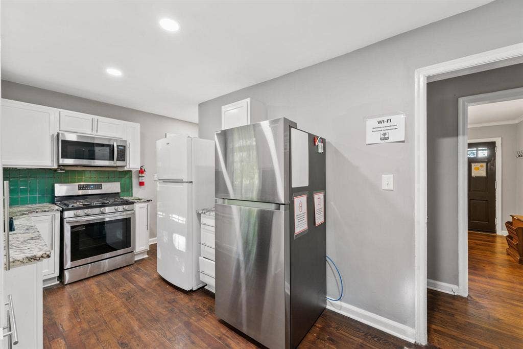 6 BR in East Point