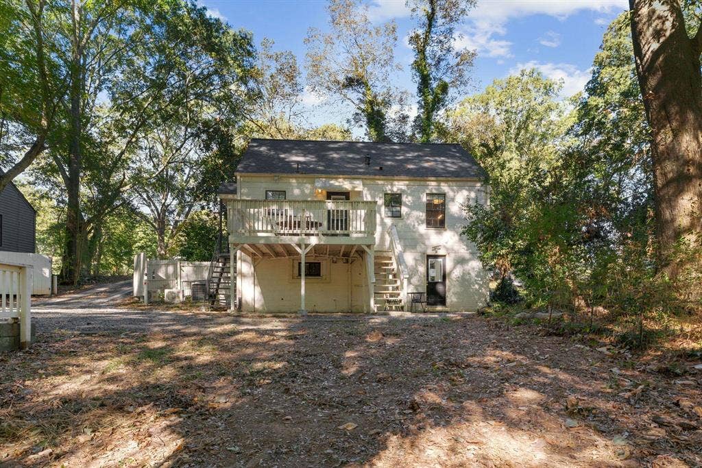 6 BR in East Point