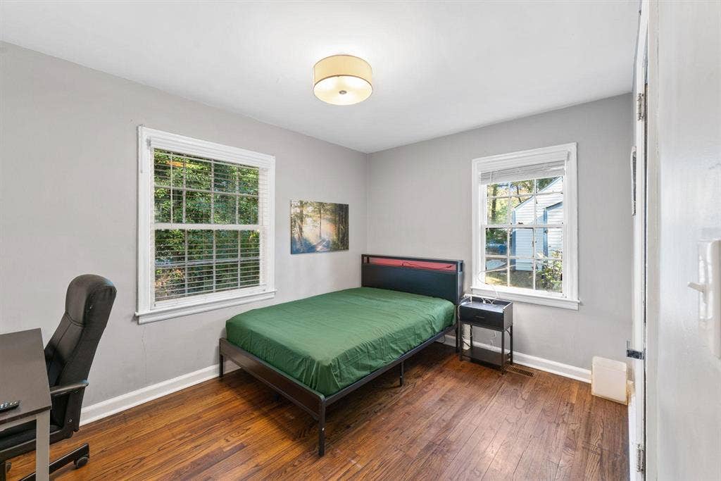6 BR in East Point
