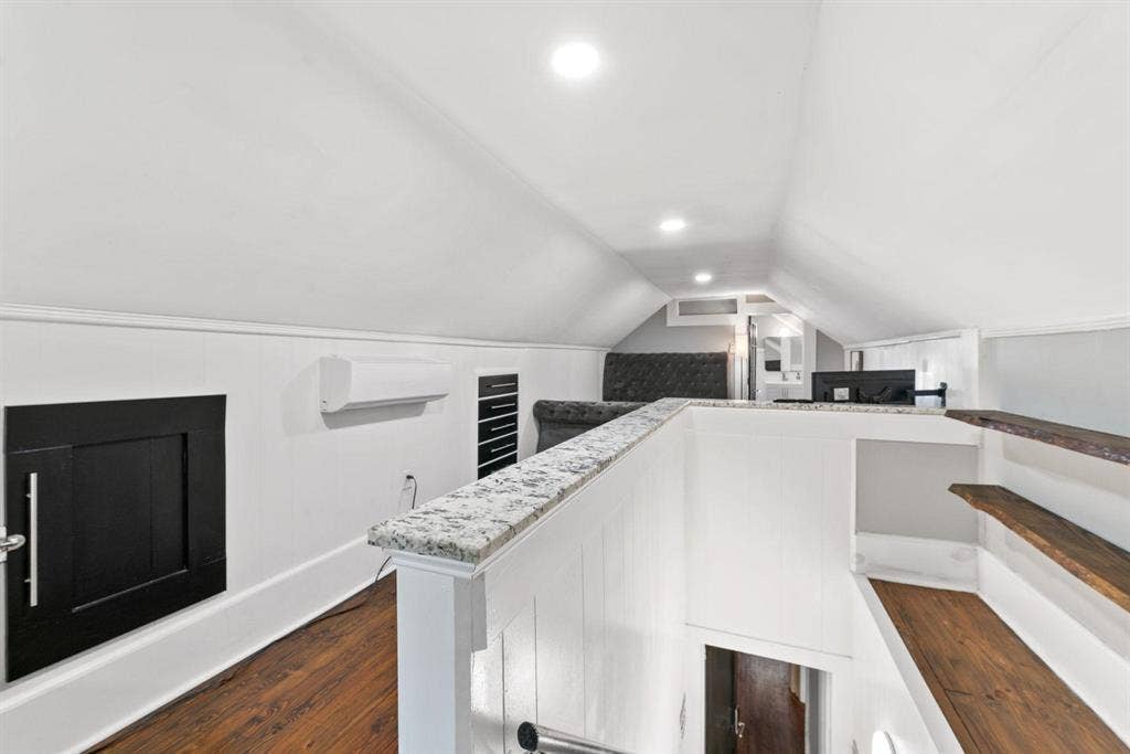 6 BR in East Point