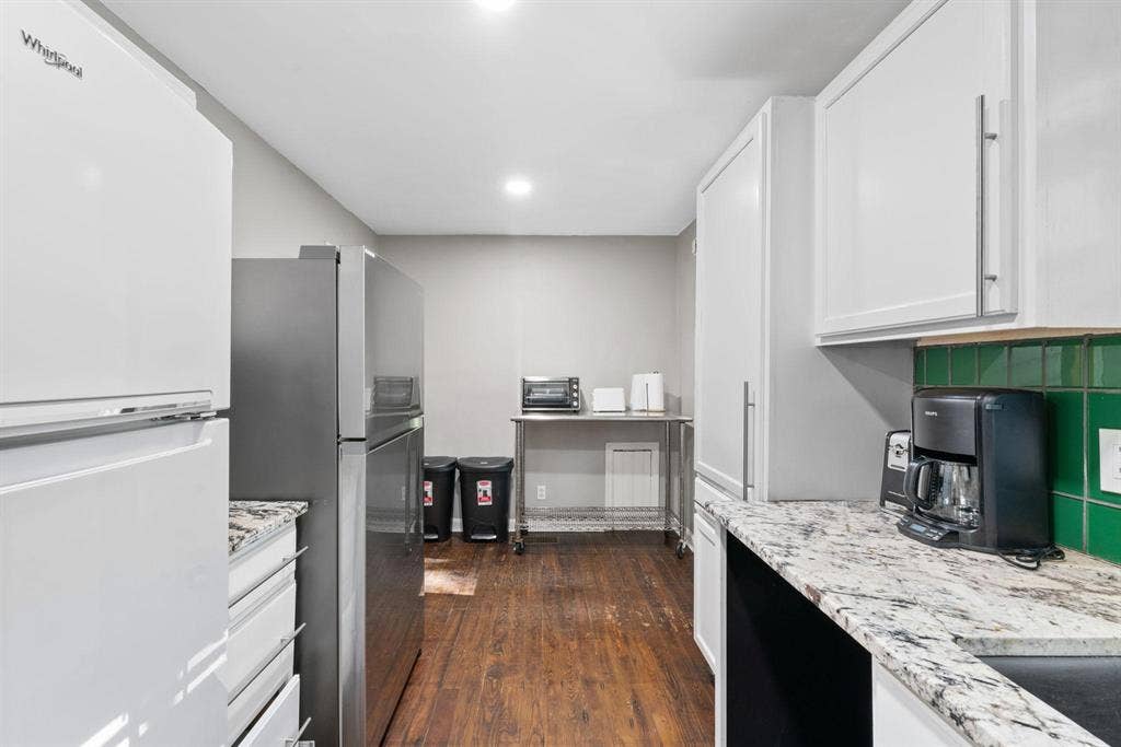 6 BR in East Point
