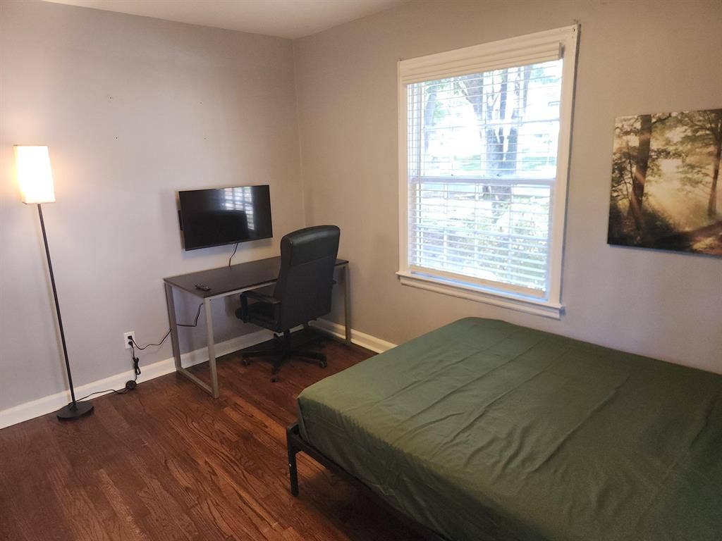 6 BR in East Point