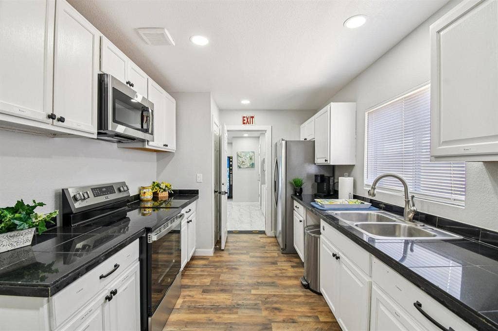 10 BR in Glendale