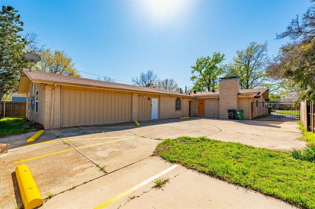 6 BR in Denton