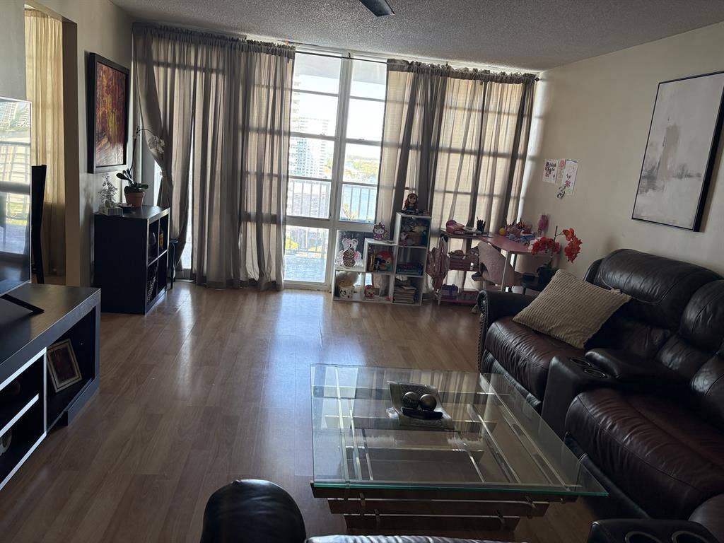 Sunny Isles Room+Private Bathroom