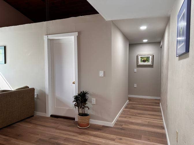 Remodeled room -Many buses close by