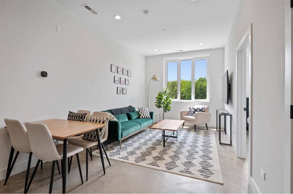 Private Bedroom Close To South Loop