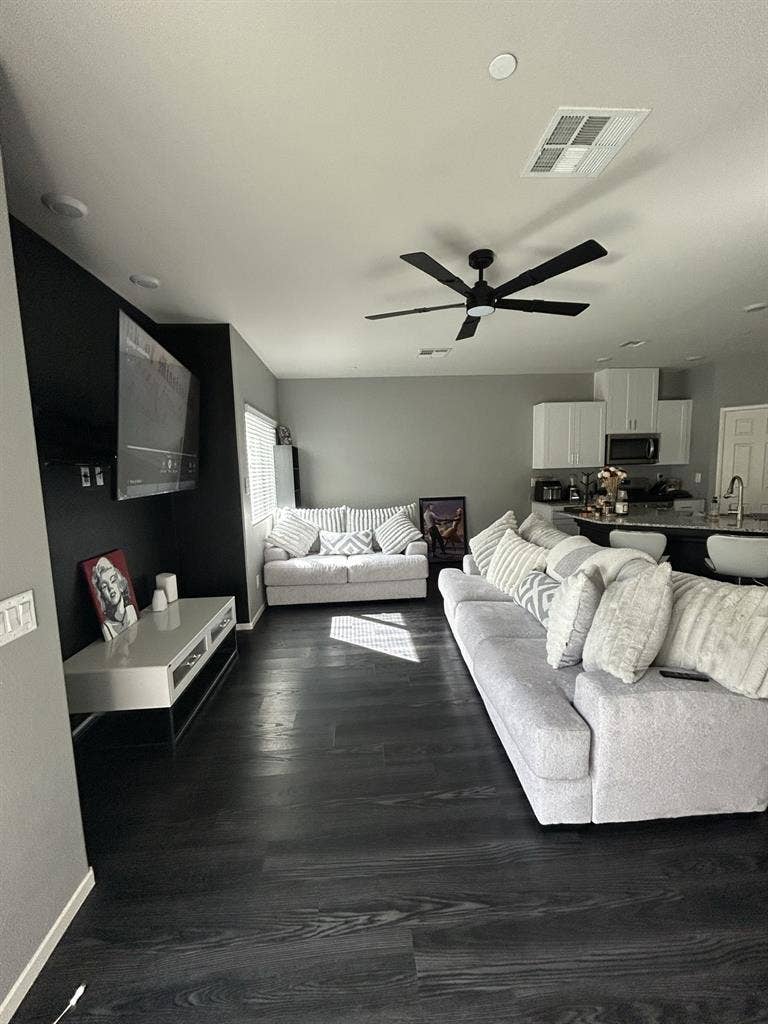 Room 4 Rent in beautiful townhouse