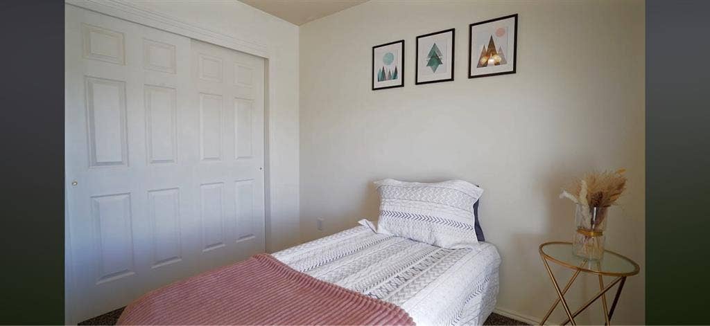 Private bedroom w/ private bathroom