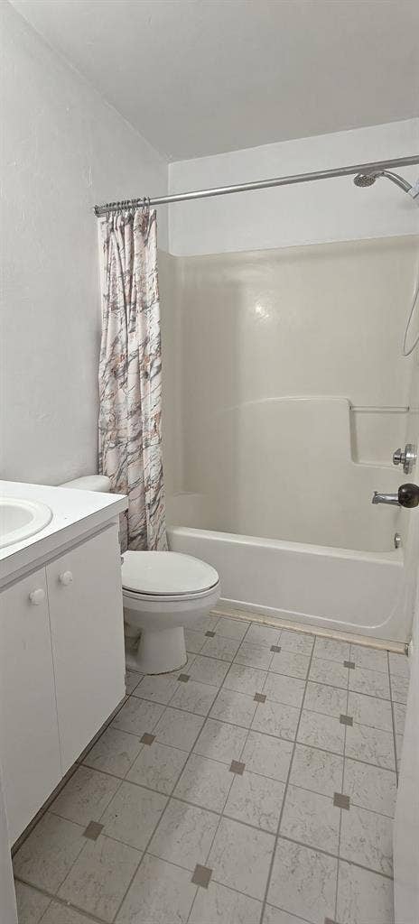 BEDROOM w/ PRIVATE BATH IN A 4/4