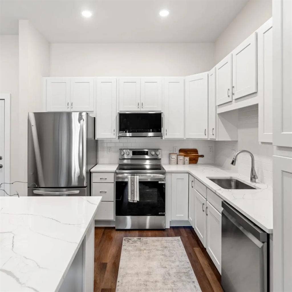 2 Bedroom Large Modern Apartment