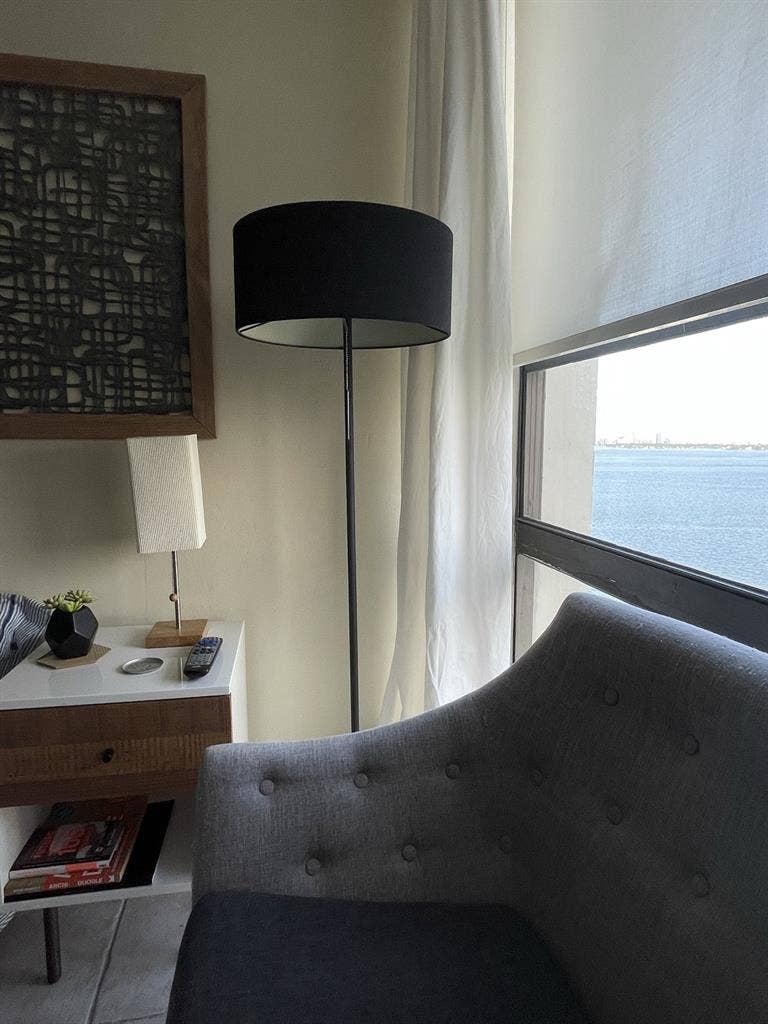 Room for rent in midtown, sea view