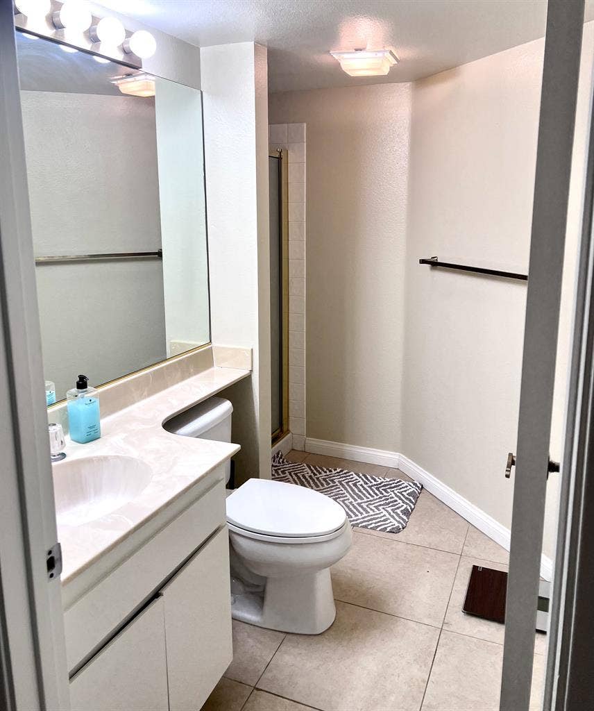 Looking for Roommate