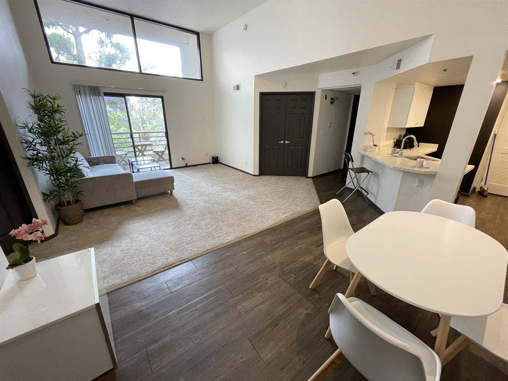 2B2B Apartment Studio City