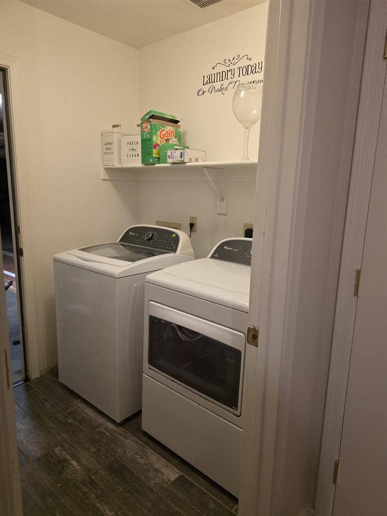 Looking for roommate in Glendale
