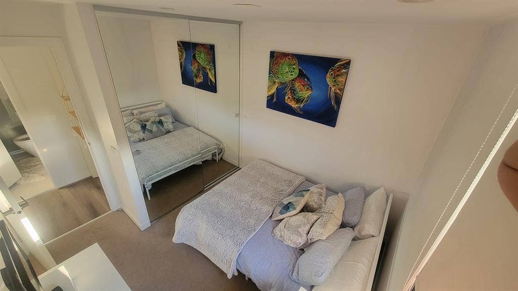 Very clean modern room in Chadstone
