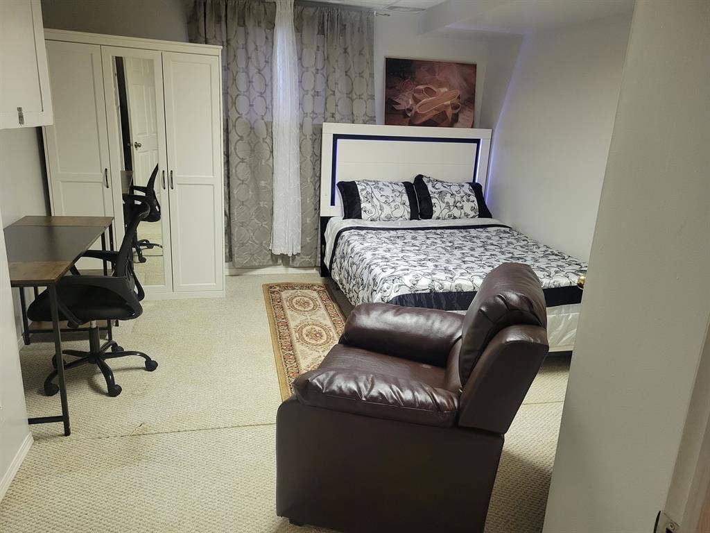 Furnished Basement room, near U OFM