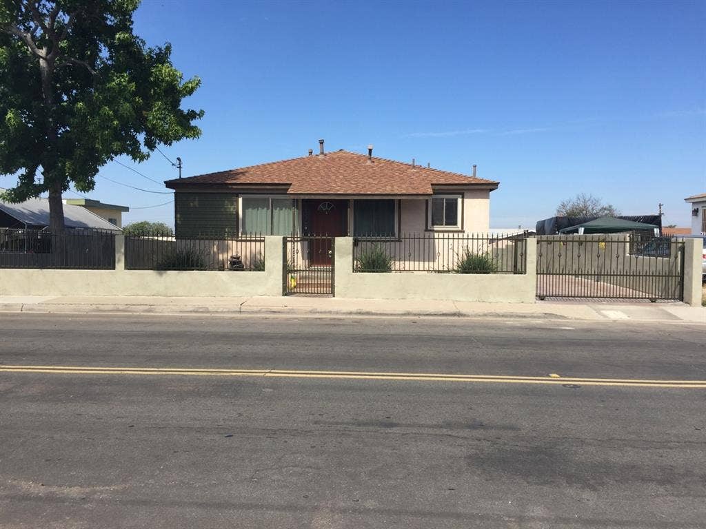 Room available in 3bed/2bath house!