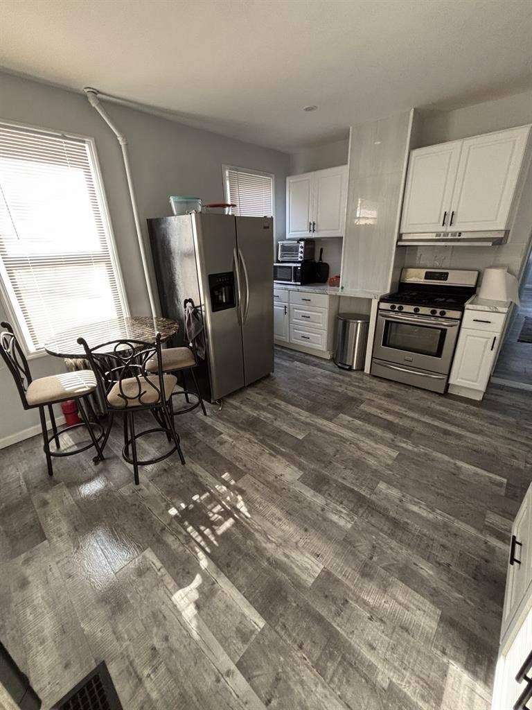 Room (3x) in 3BR Apartment