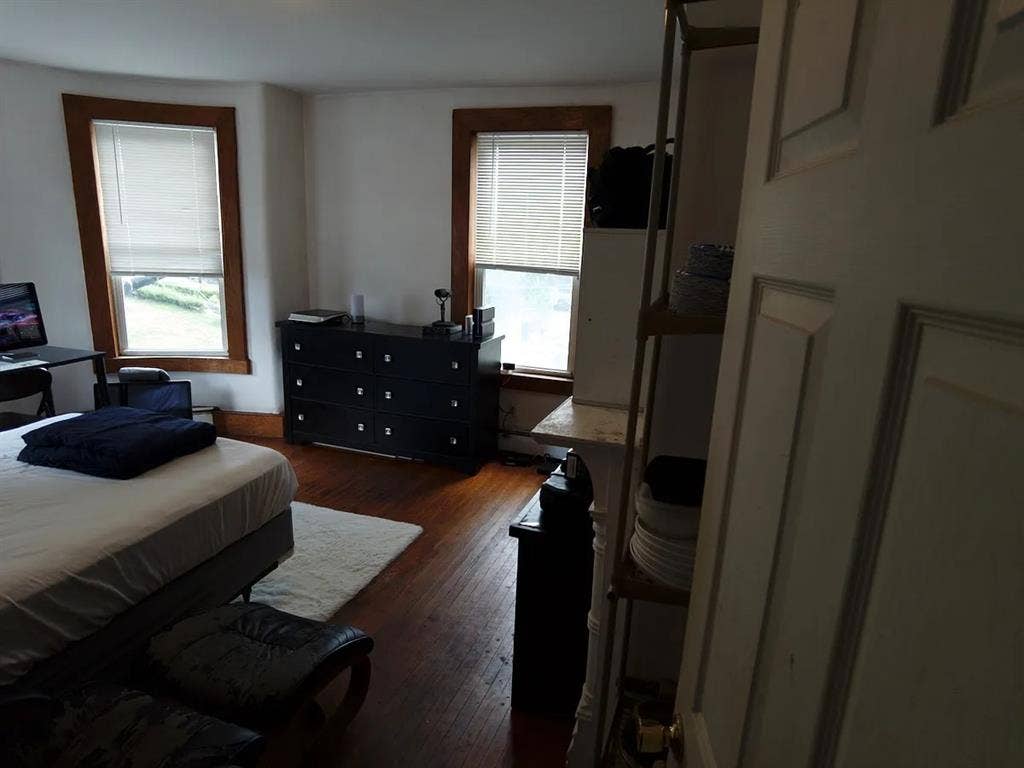 Great Room to Rent! - $900/m
