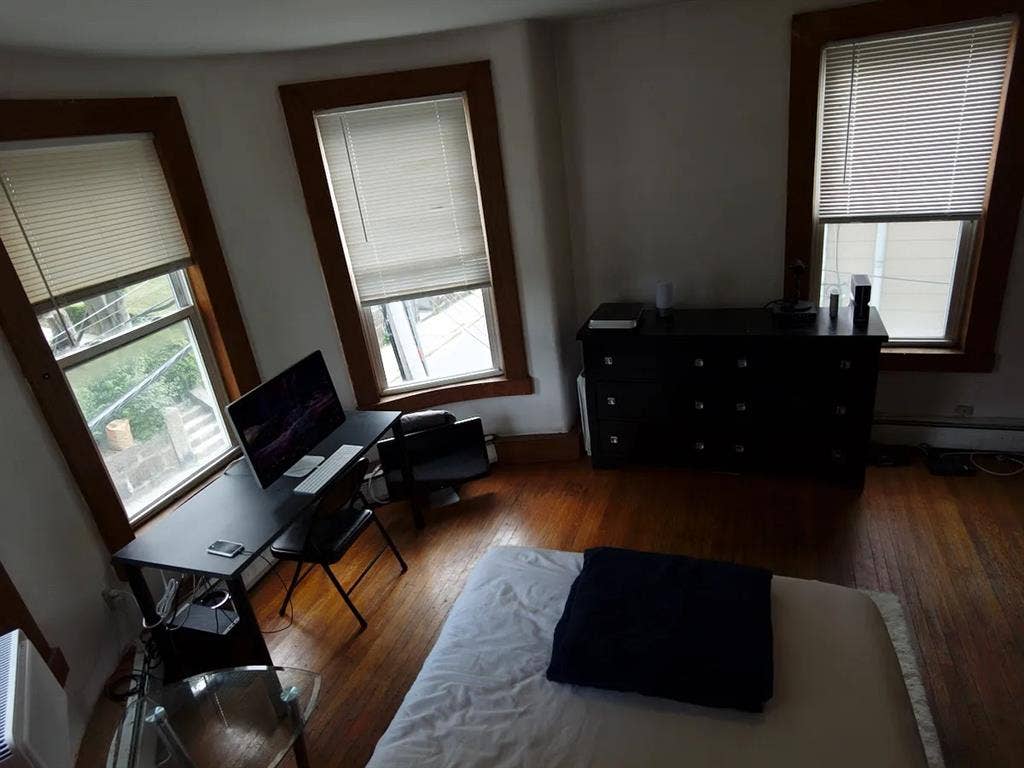 Great Room to Rent! - $900/m