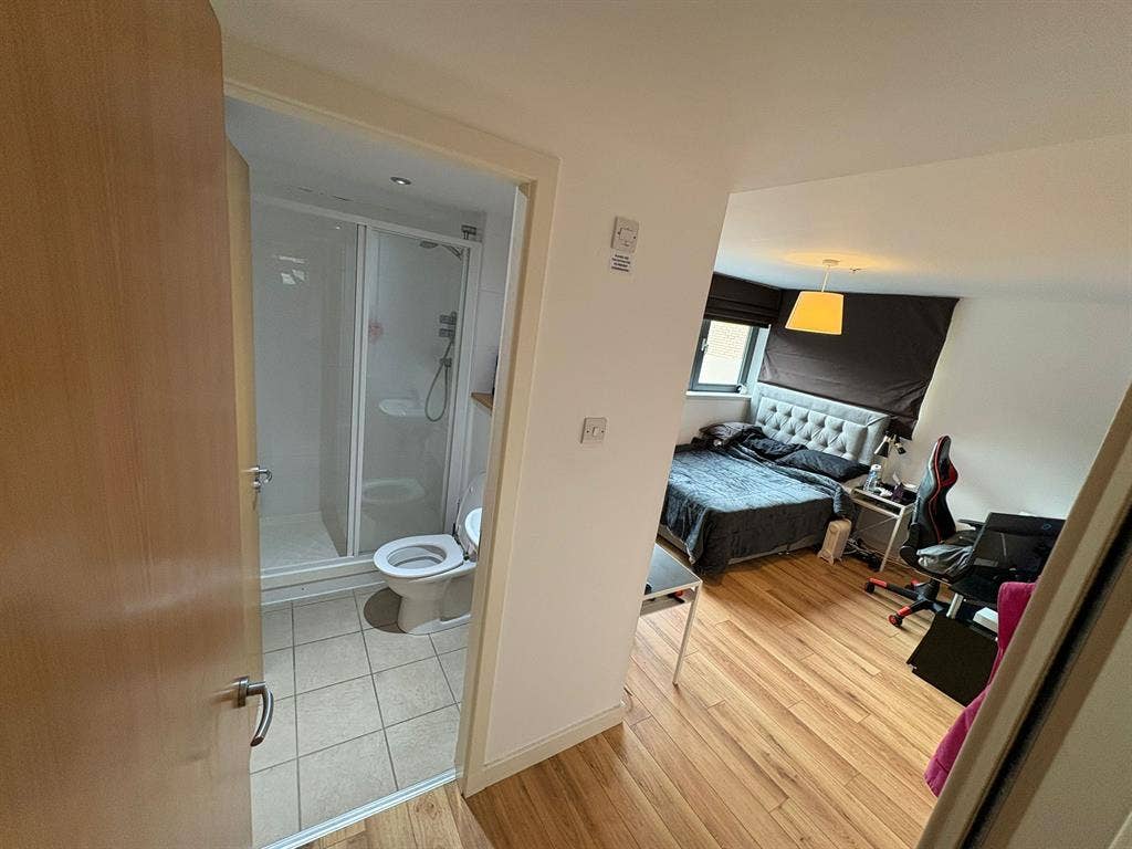 Looking for Flatmate