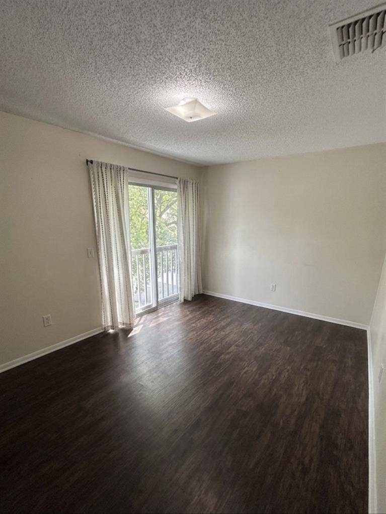 Looking for a roommate in Jax Beach