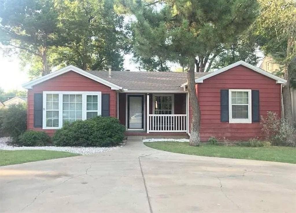 Looking for a female roomate!