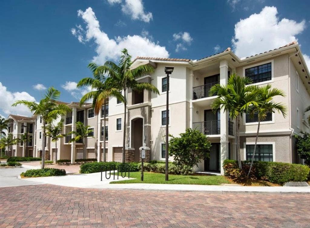 Luxury Room + Chill Roommate