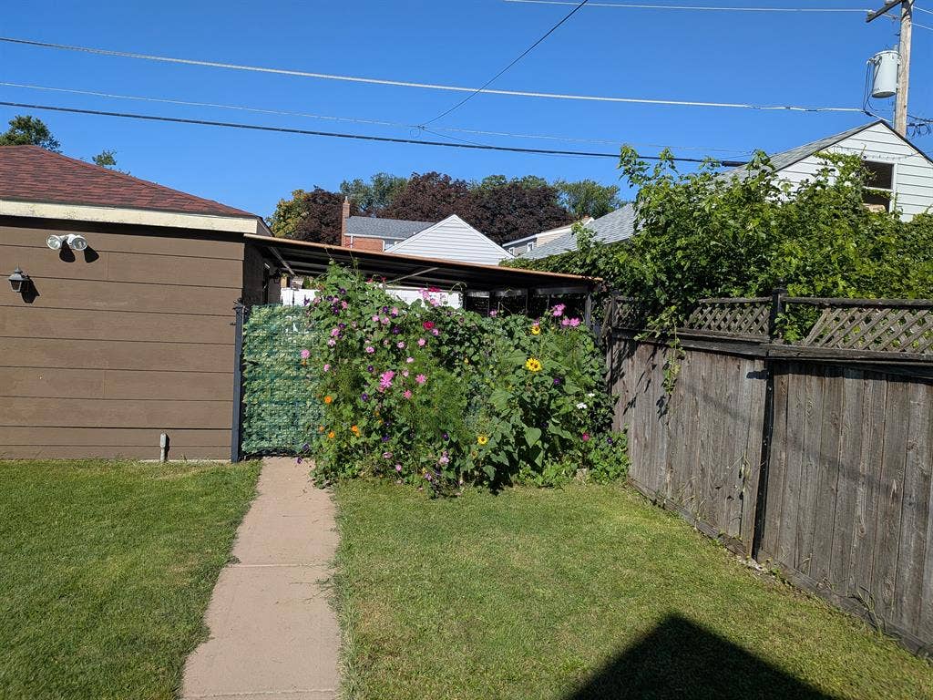 Offering room for rent, need roomm8