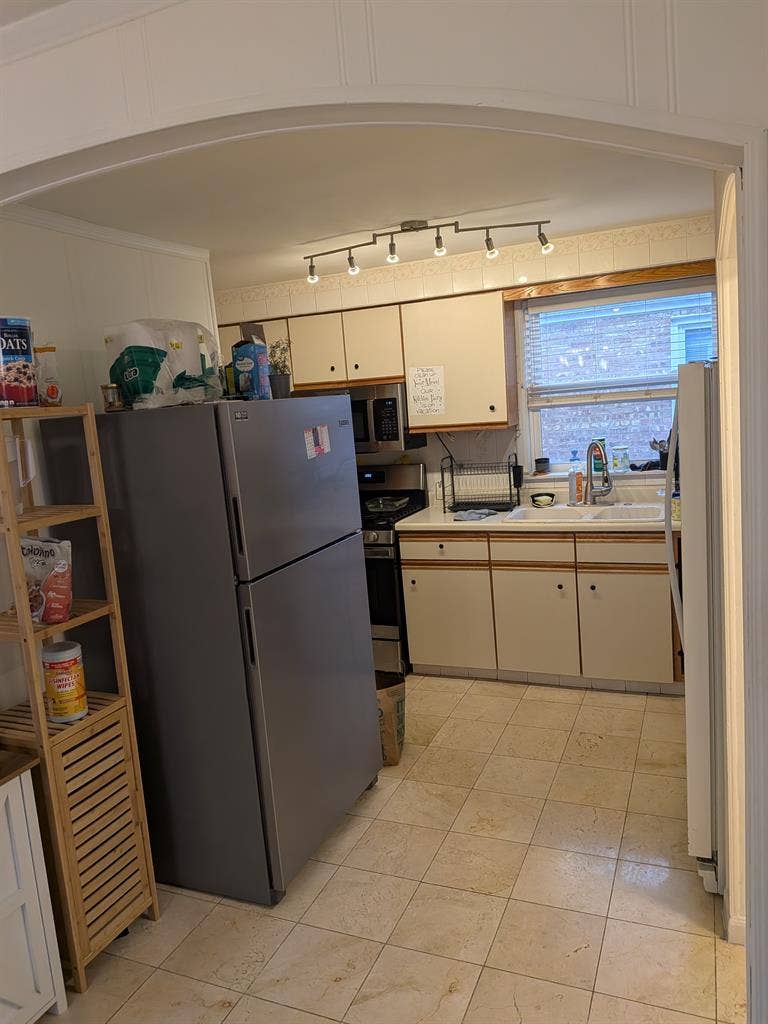 Offering room for rent, need roomm8