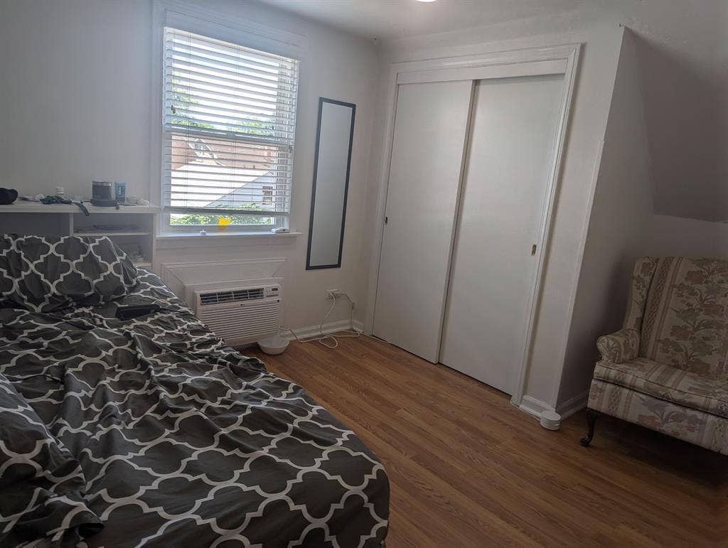 Offering room for rent, need roomm8