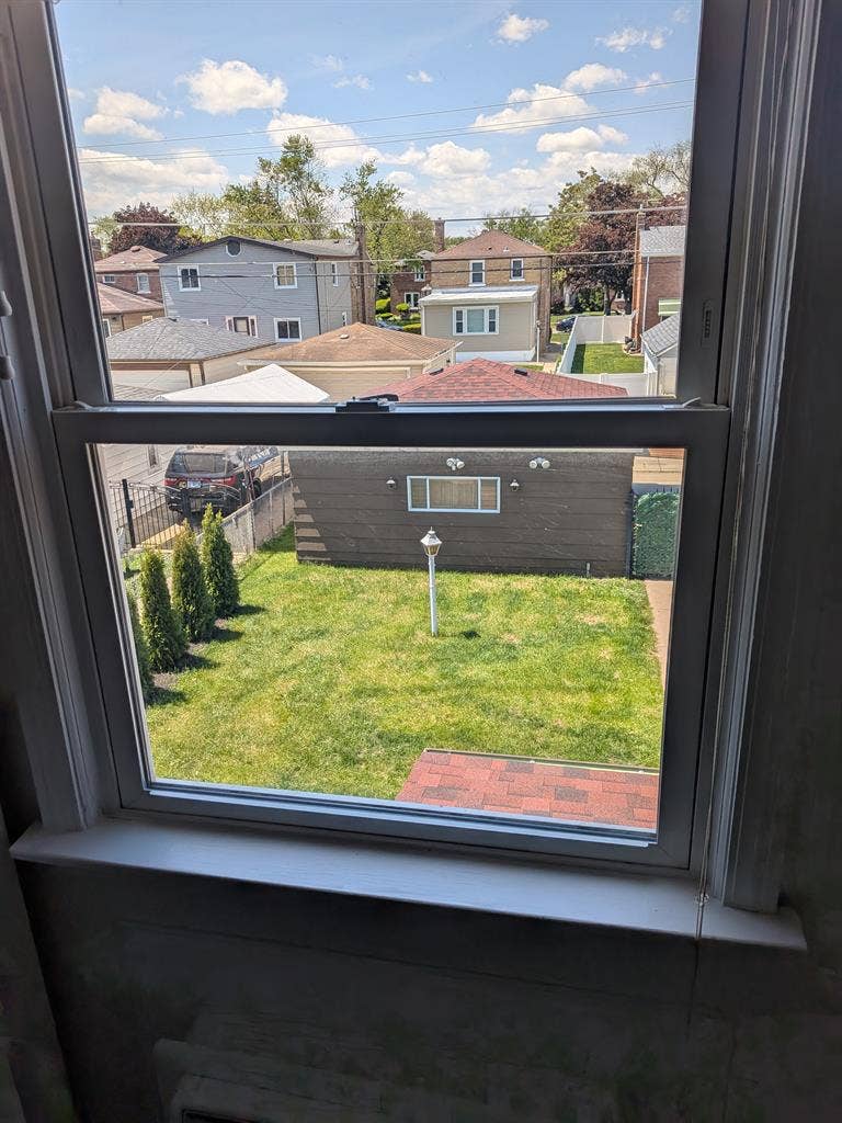 Offering room for rent, need roomm8