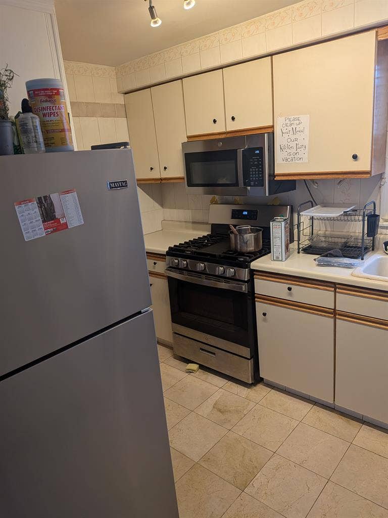Offering room for rent, need roomm8