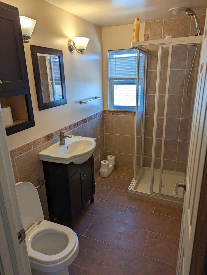 Offering room for rent, need roomm8