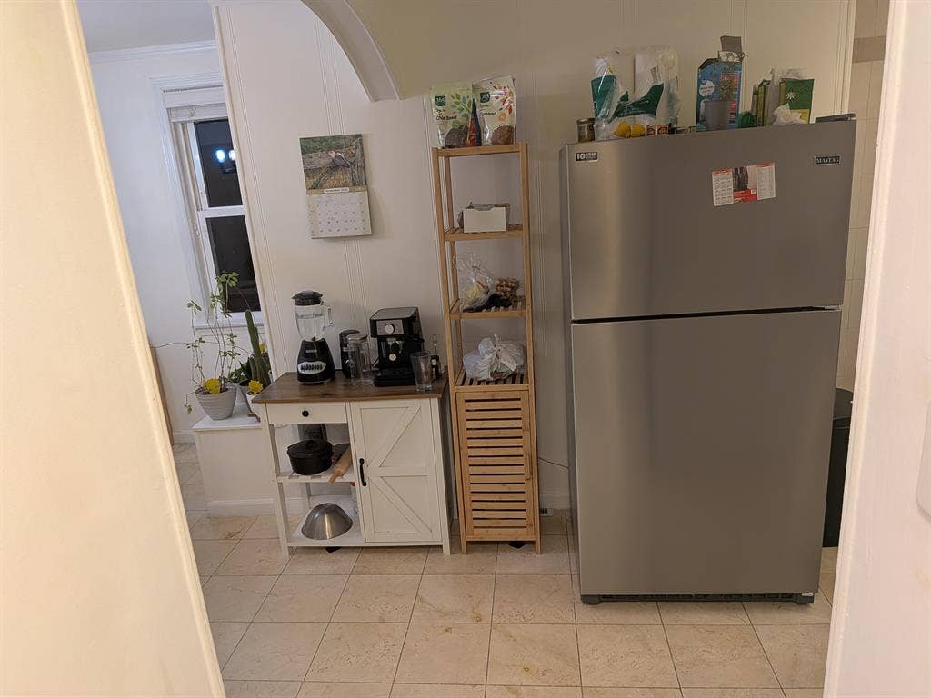Offering room for rent, need roomm8