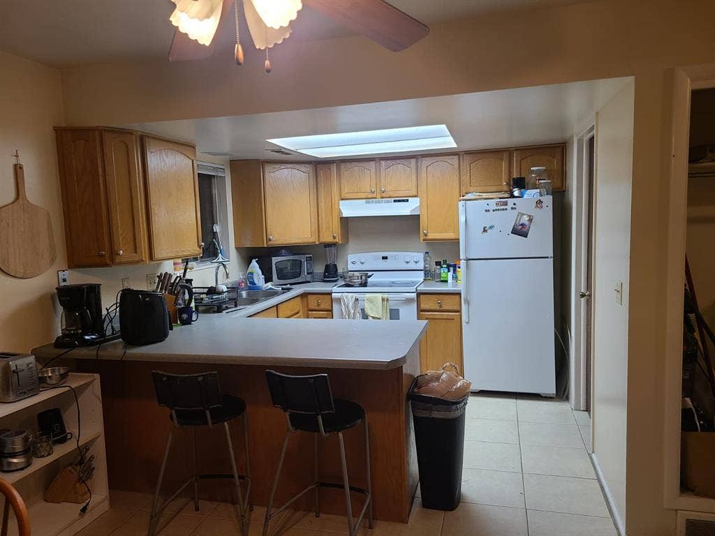 Looking for roommate starting April