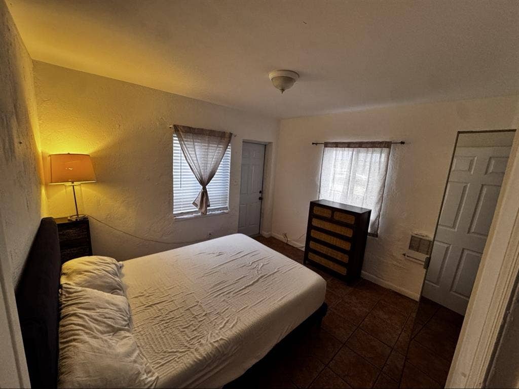 Mujer busca quiet female Roomate